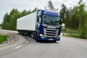 علت داغ کردن موتور اسکانیا در سربالایی ها و بهترین لوازم یدکی برای رفع مشکل 